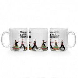 taza con la leyenda Manchegos por el mundo y cuatro machegos cruzando un paso de cebra.